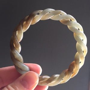 61.3mm Qing Dynasty Nephrite Jade Twist Bangle